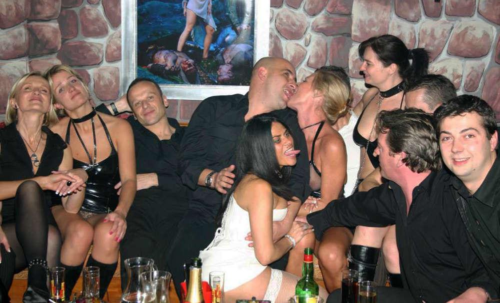 15P Wild party housewives