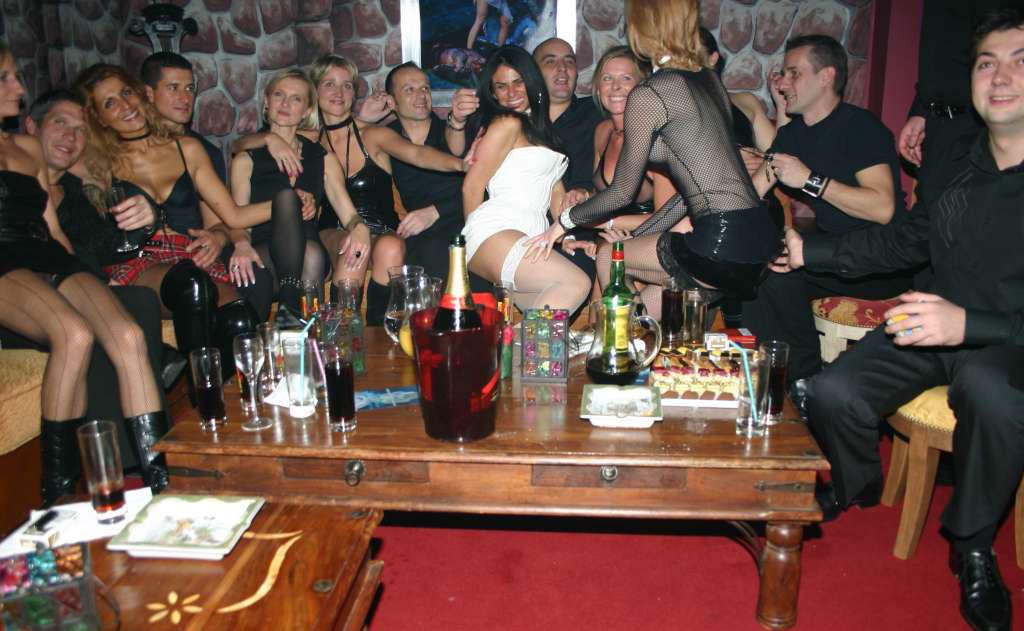 15P Wild party housewives