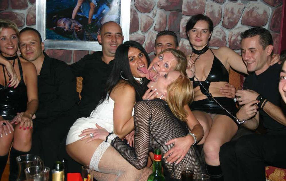 15P Wild party housewives