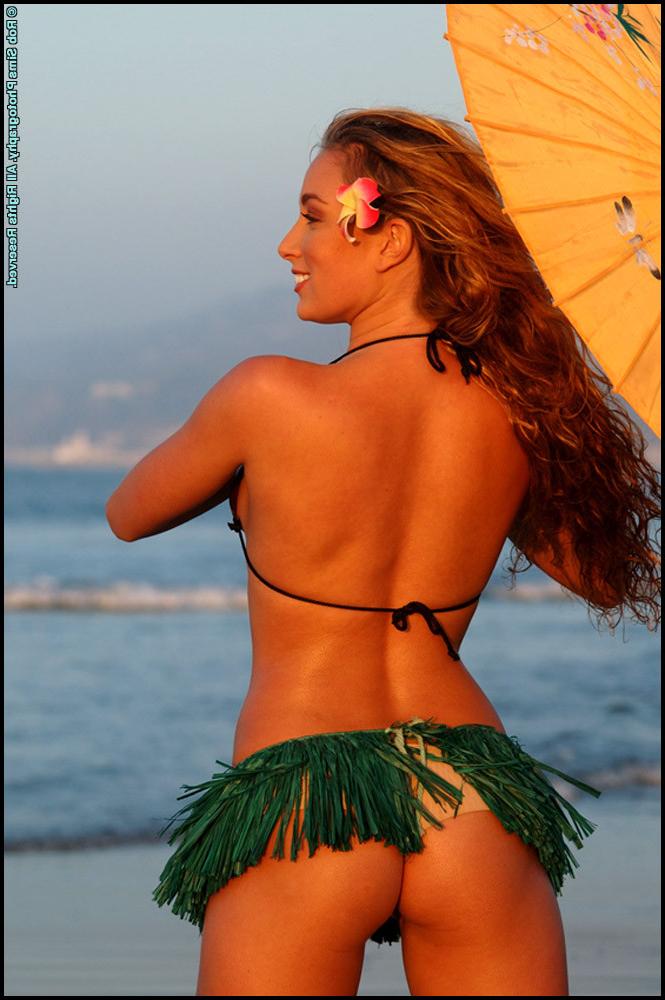 15P The Hottest Fitness Babes Getting Naked!