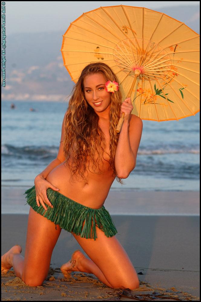 15P The Hottest Fitness Babes Getting Naked!