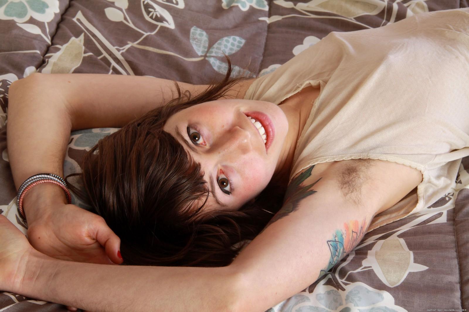 15P Tattooed hairy natural amateur Zoe spreading