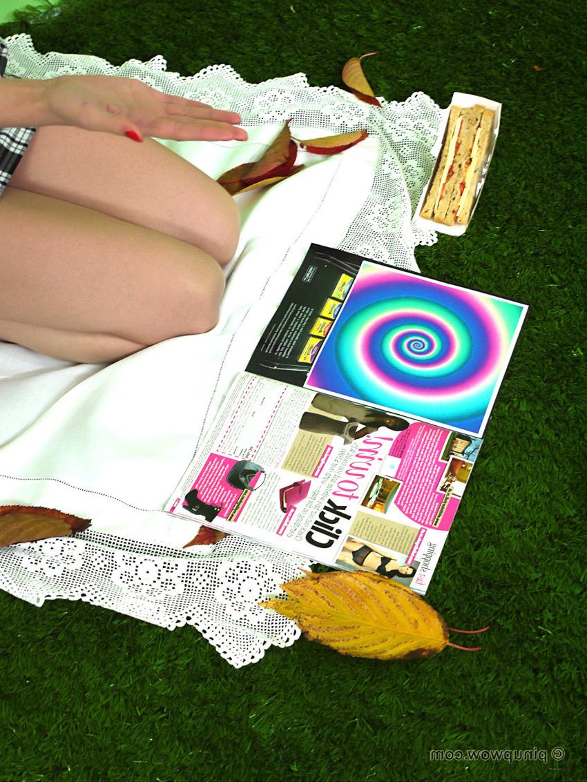 17P A strange image in a magazine makes secretary 