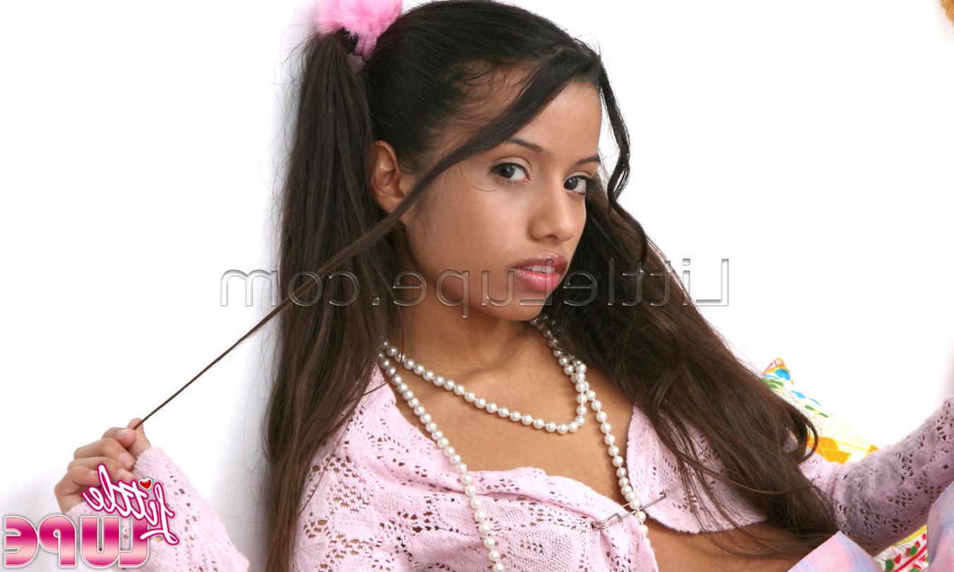 12P See her tight young body exposed for you in this gal