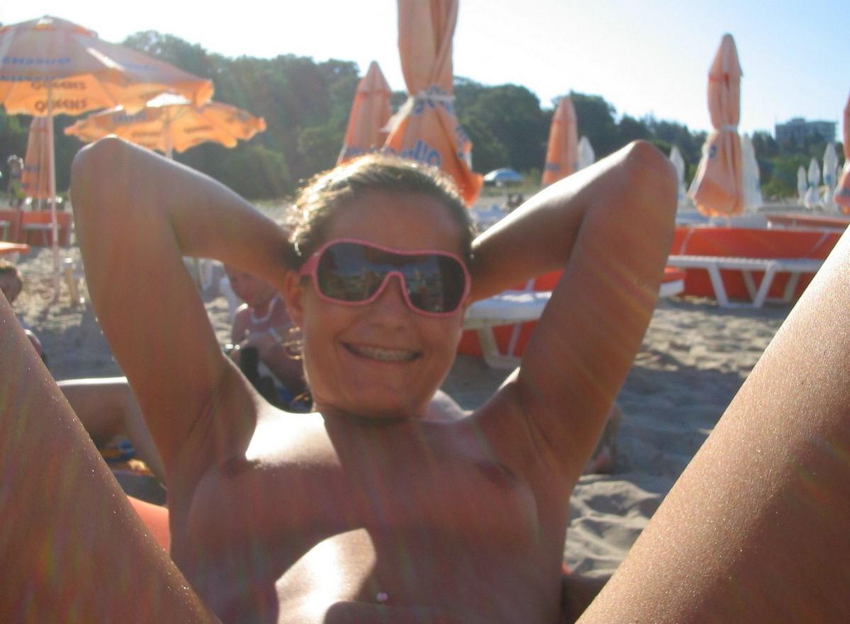 15P Teen girlfriend poses on beach and in bedroom in homemade pics