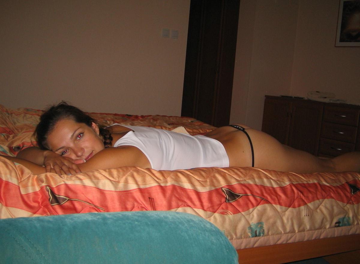 15P Teen girlfriend poses on beach and in bedroom in homemade pics