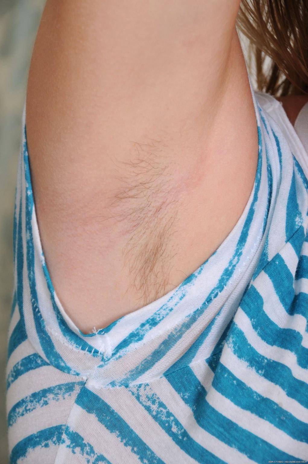 15P Hairy natural amateur Amanda toying pussy