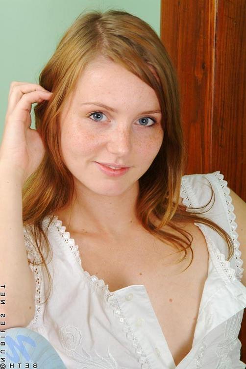 13P Wow just awesome gallery see beth get out of her low rise pants and her little b