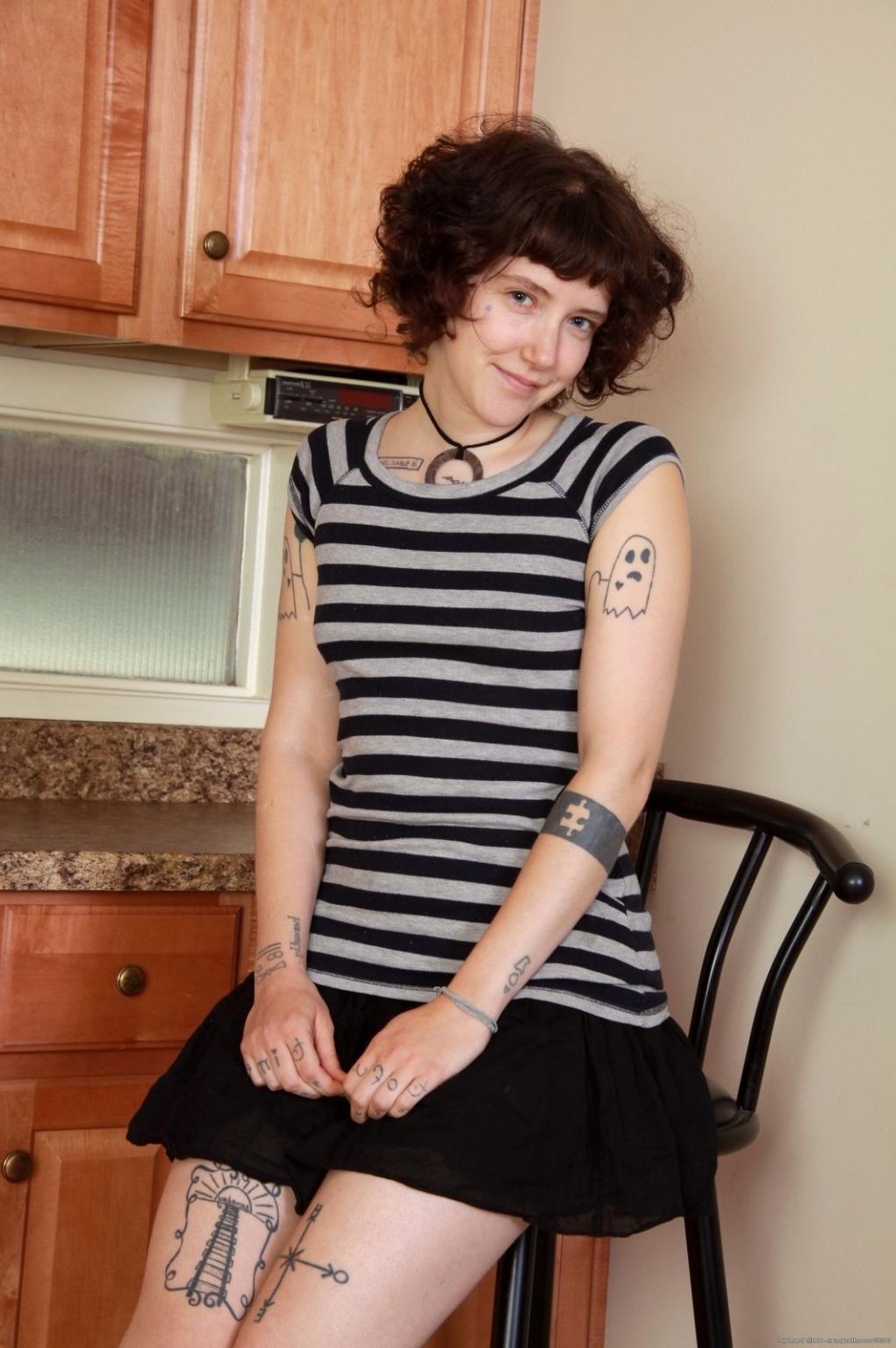 15P Hairy unshaven amateur teen spreading snatch