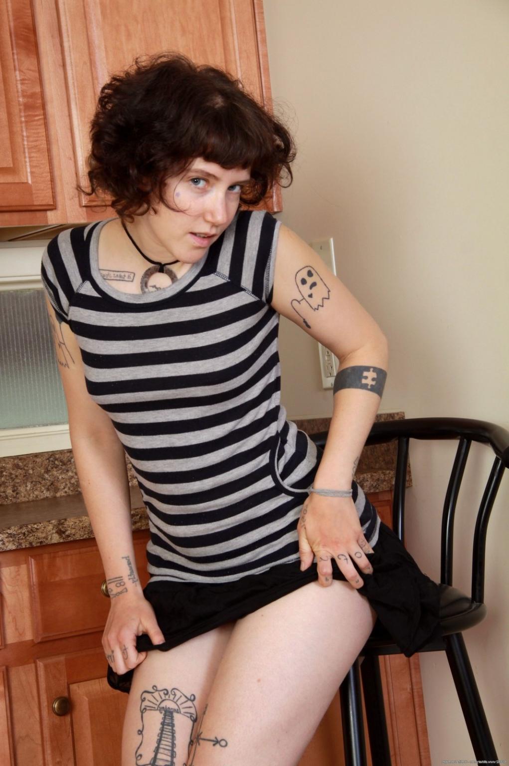 15P Hairy unshaven amateur teen spreading snatch