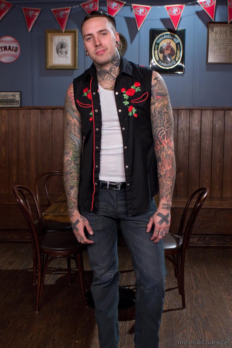 20P Ruckus relentlessly flirts with Jaqueline Braxton at the local pub they work at.