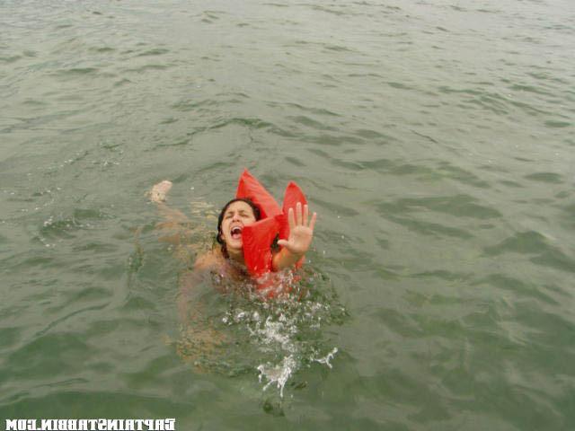 12P Poor chick trown out in the sea after getting fucked in the yacht