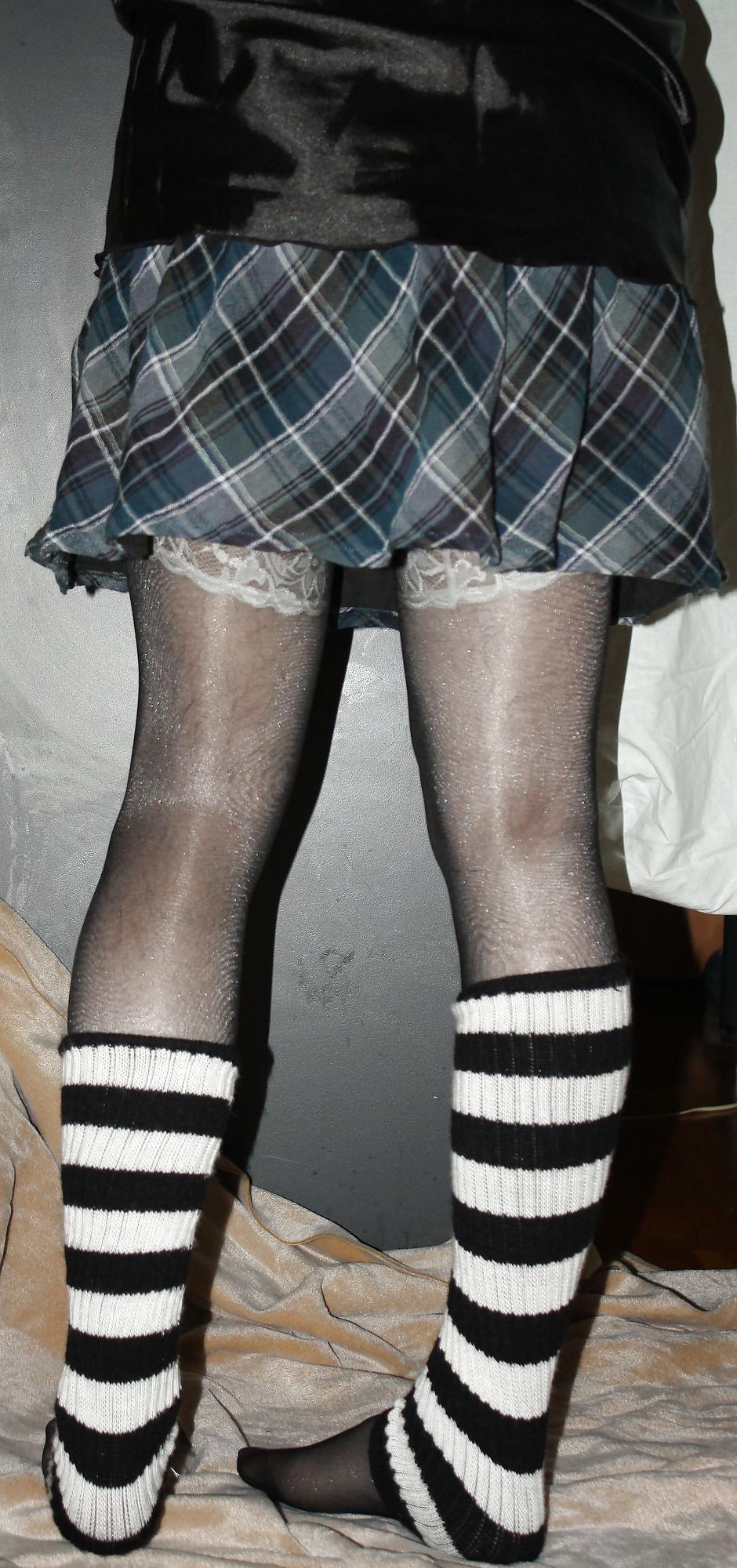 9P Moi en Mini Jupe Ecossaise et Talons Hauts