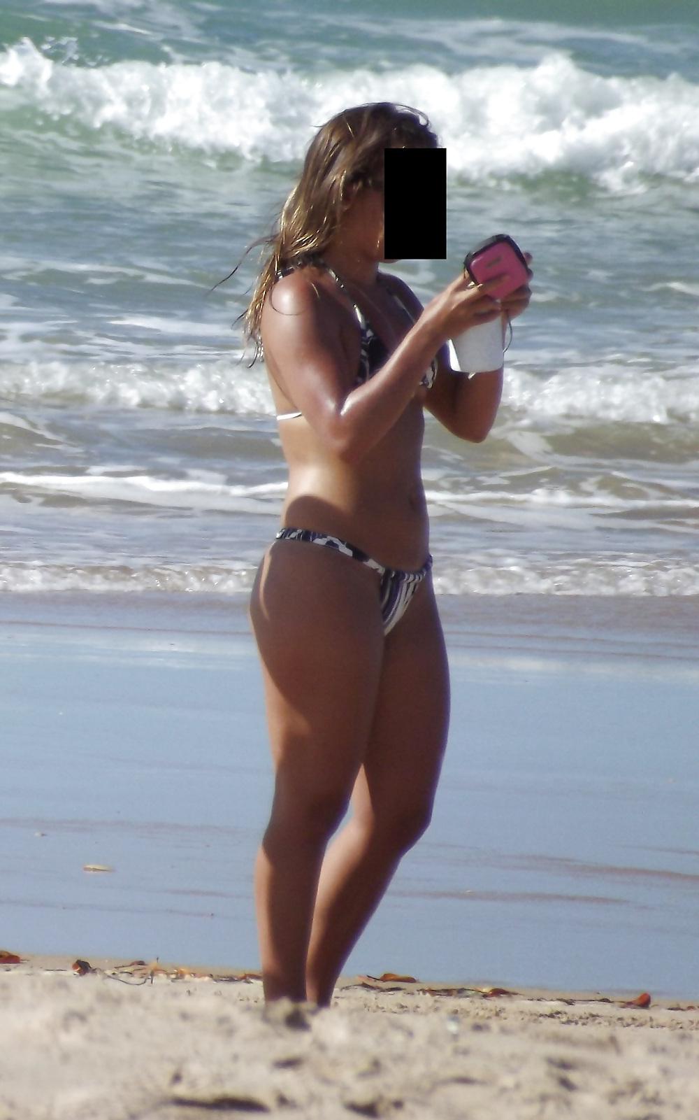 8P Girls on the beach
