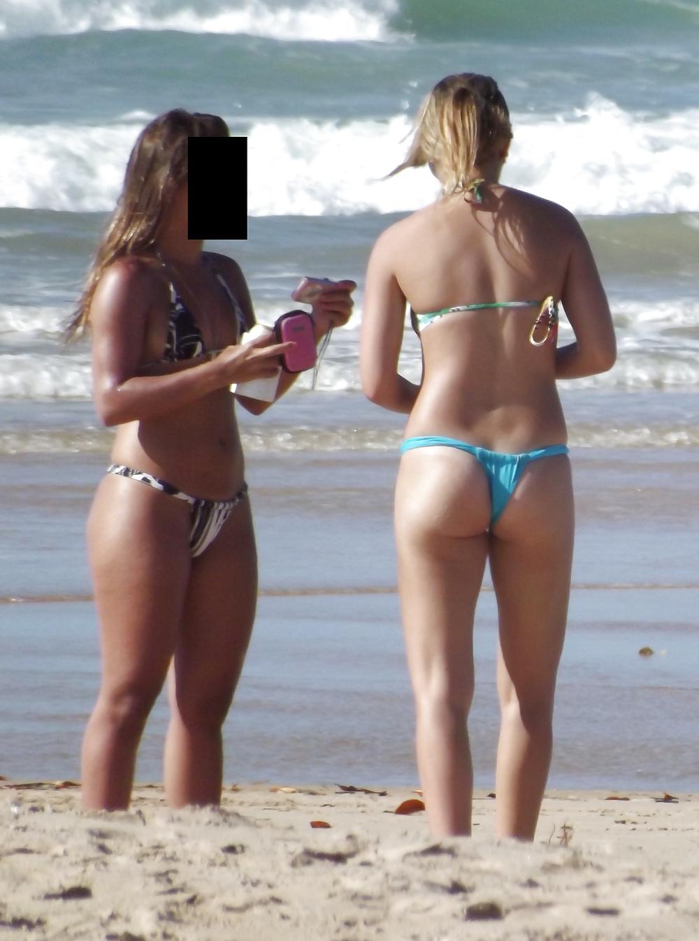 8P Girls on the beach