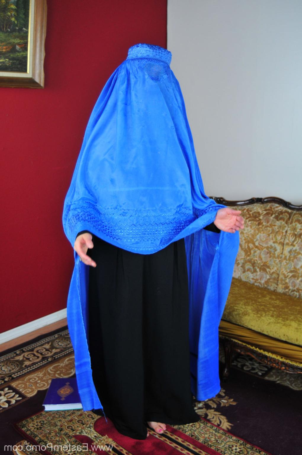 15P Busty Muslim Wife giving blowjob