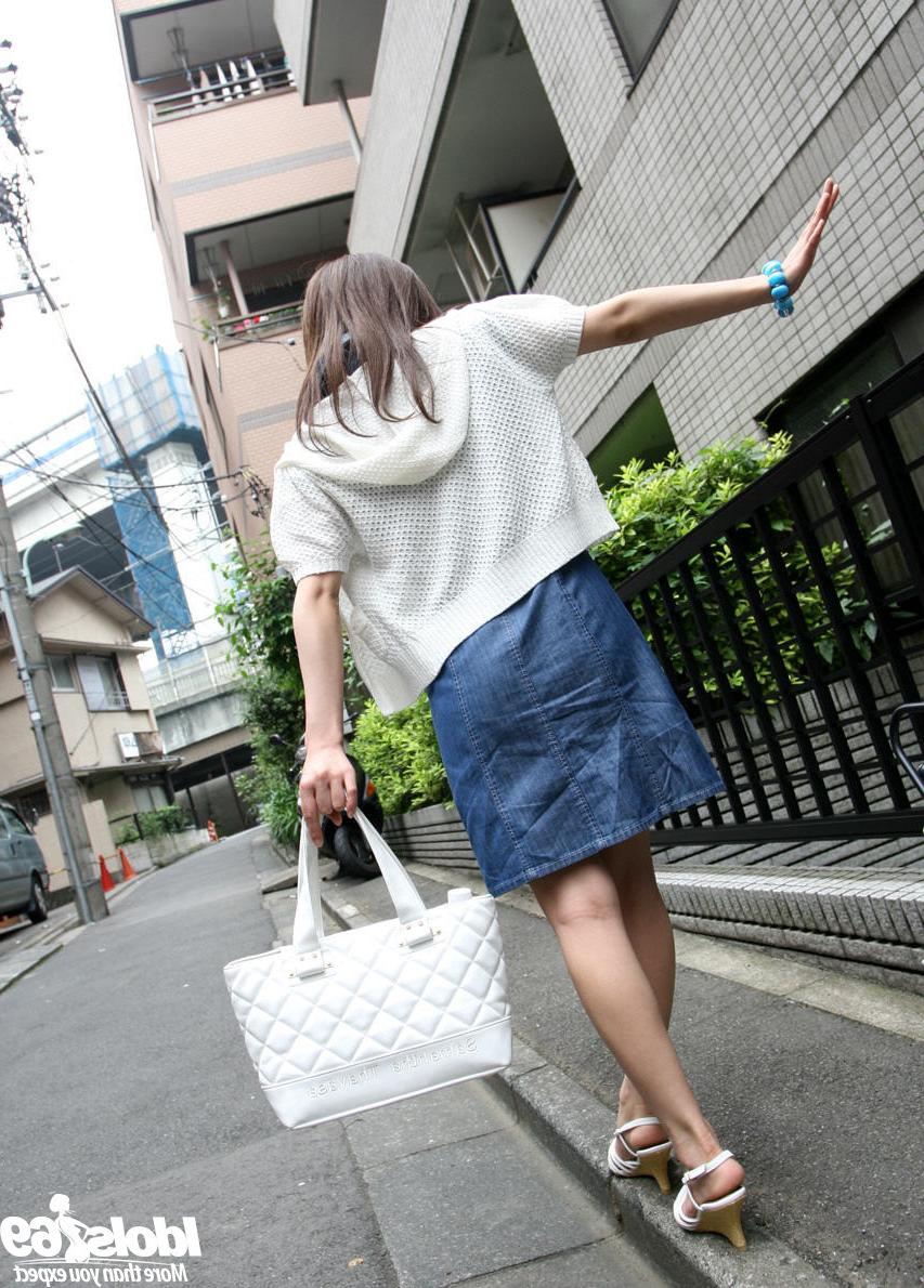 16P Japanese girl gives blowjob
