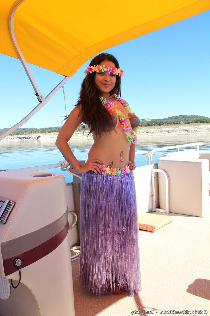15P Vera Waang shows her mature stuff at the beach
