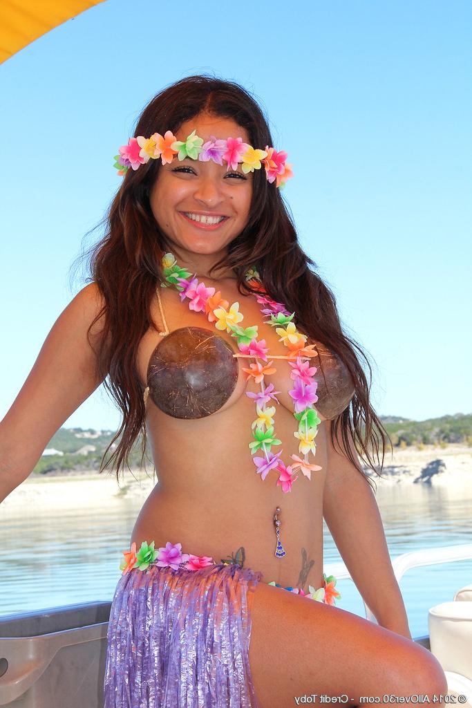 15P Vera Waang shows her mature stuff at the beach