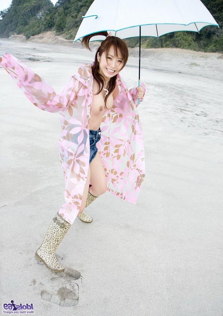 15P Asian idol Namiki posing nude outdoors shows pussy