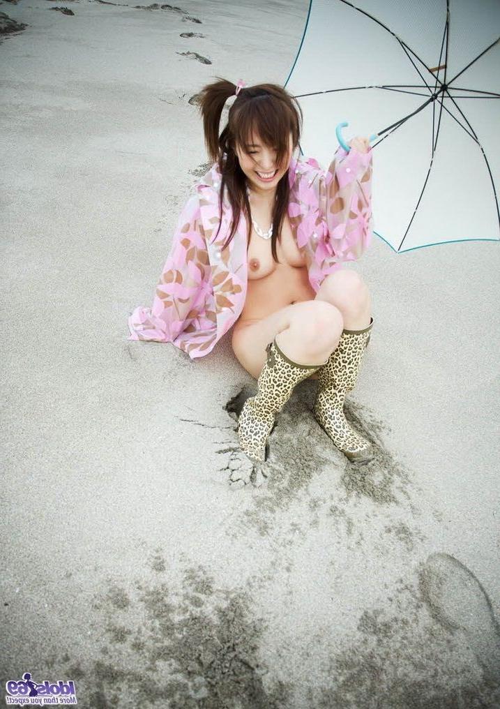 15P Asian idol Namiki posing nude outdoors shows pussy