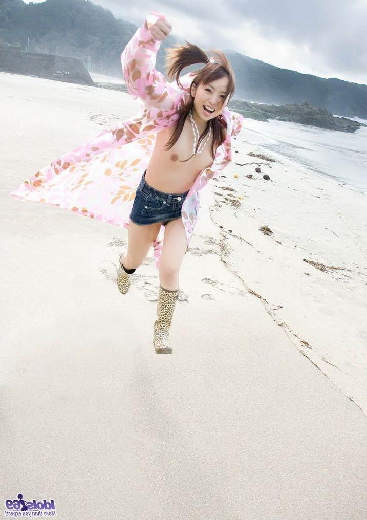 15P Asian idol Namiki posing nude outdoors shows pussy