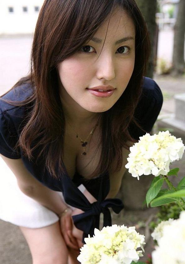 15P Takako Kitahara asian model poses in lingerie shows pussy