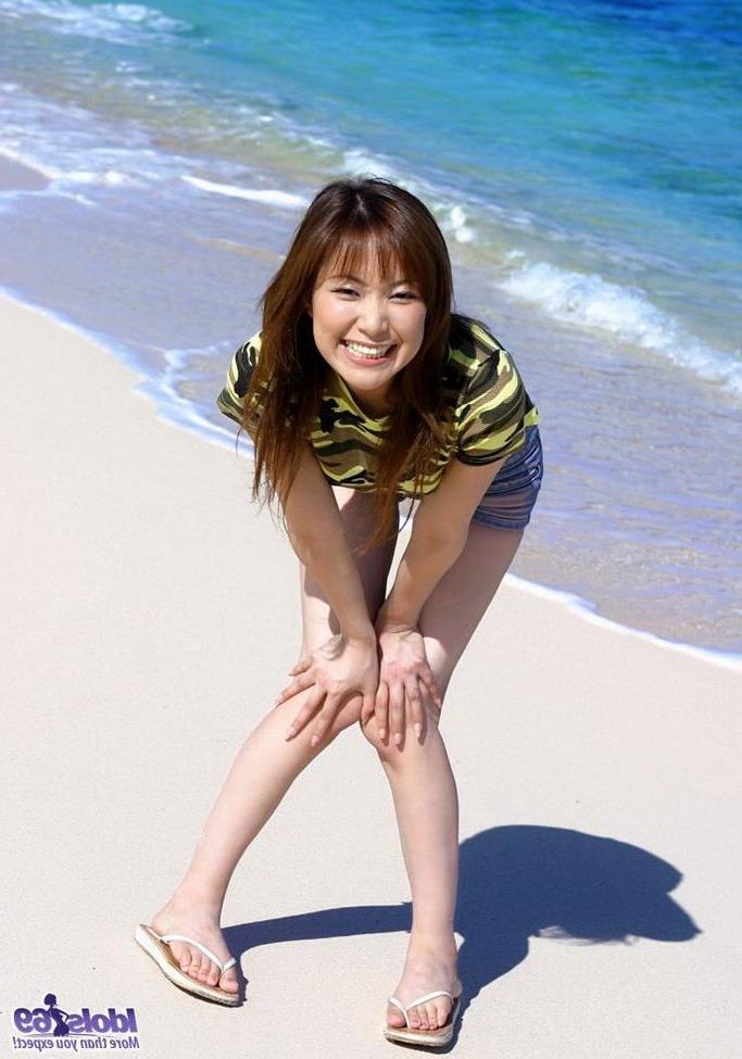 15P Asian beach babe Yua Aida shows hot body and pussy