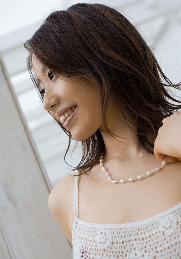 16P Pretty Asian model is hot and likes to flash