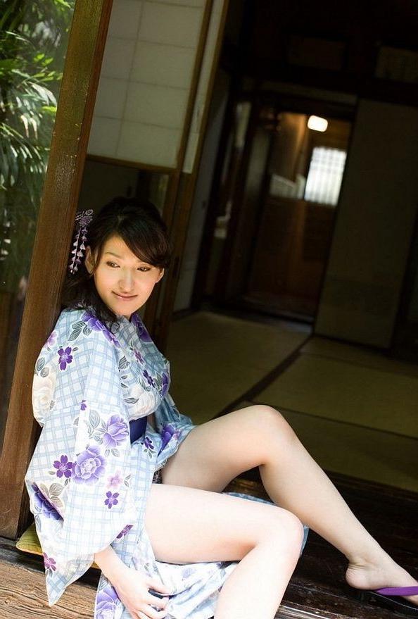 15P Ruru Asian teen model in kimono shows tits and hairy pussy