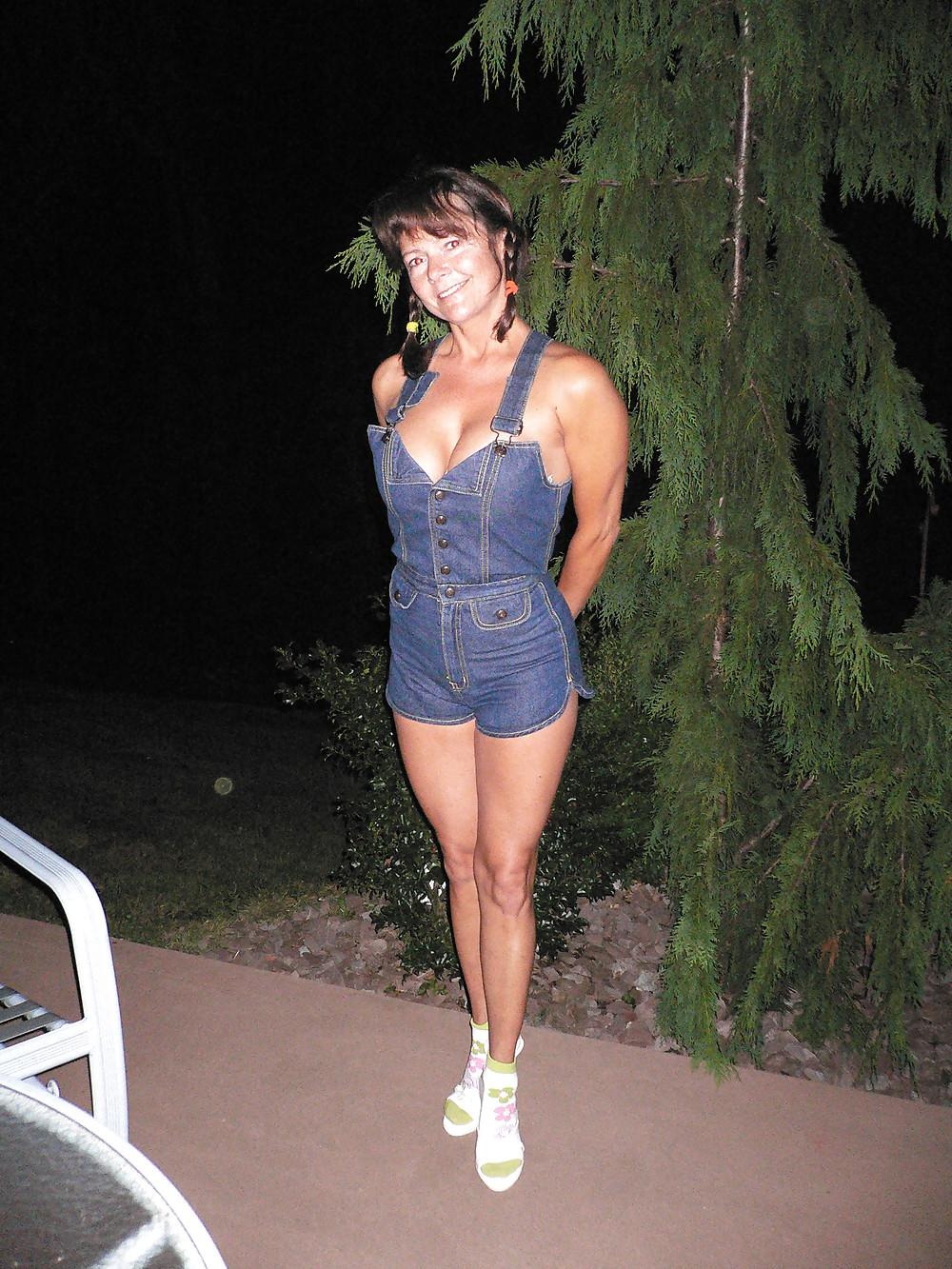 24P MILF Leslie From SmutDates.com