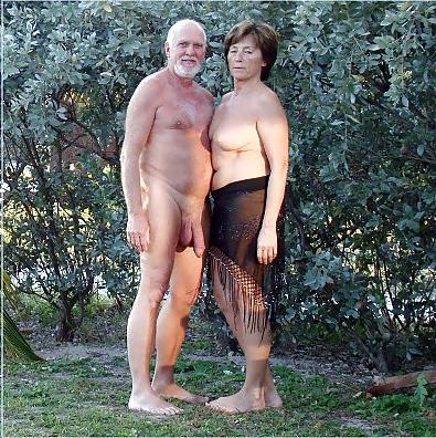 17P Nudist Beach Couples 