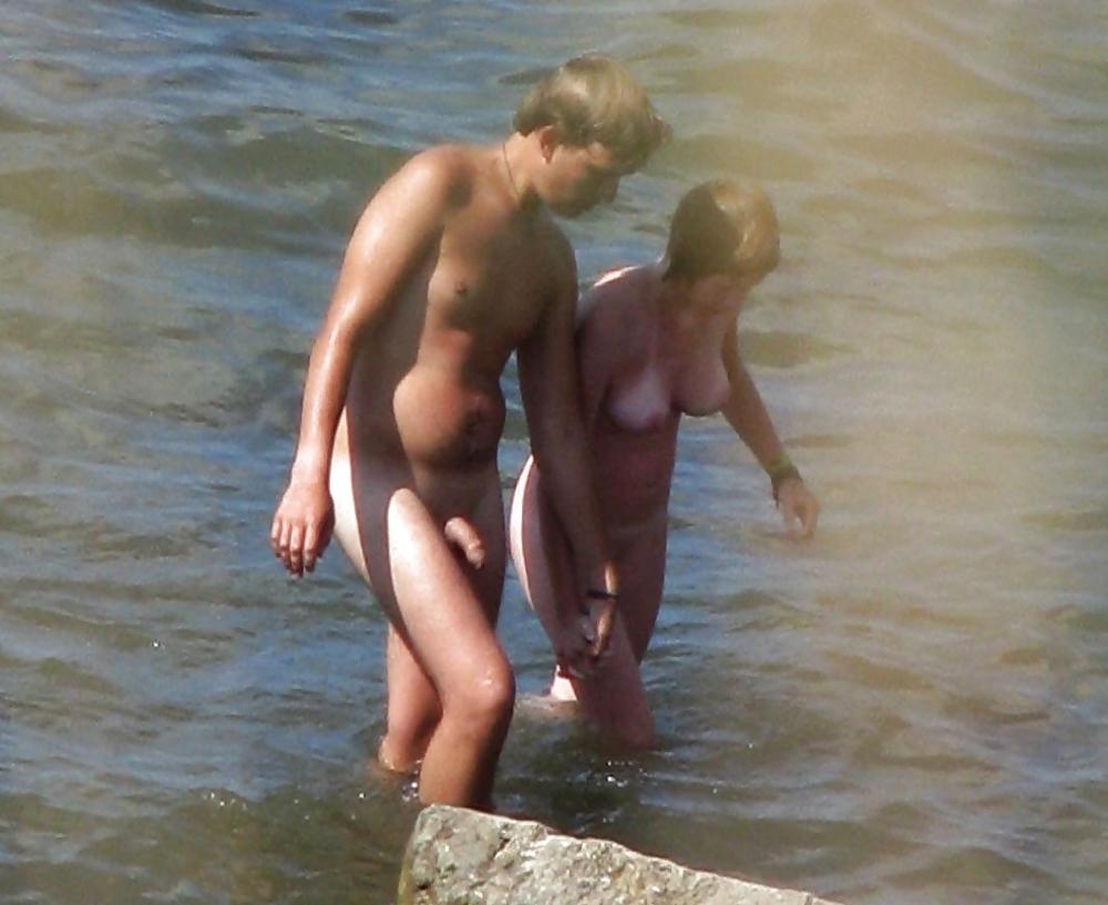 17P Nudist Beach Couples 