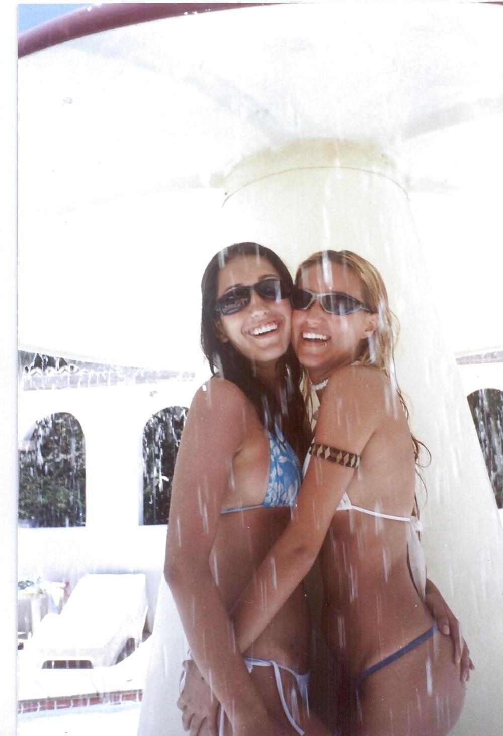 25P Butt Latinas (Beach, Naked)