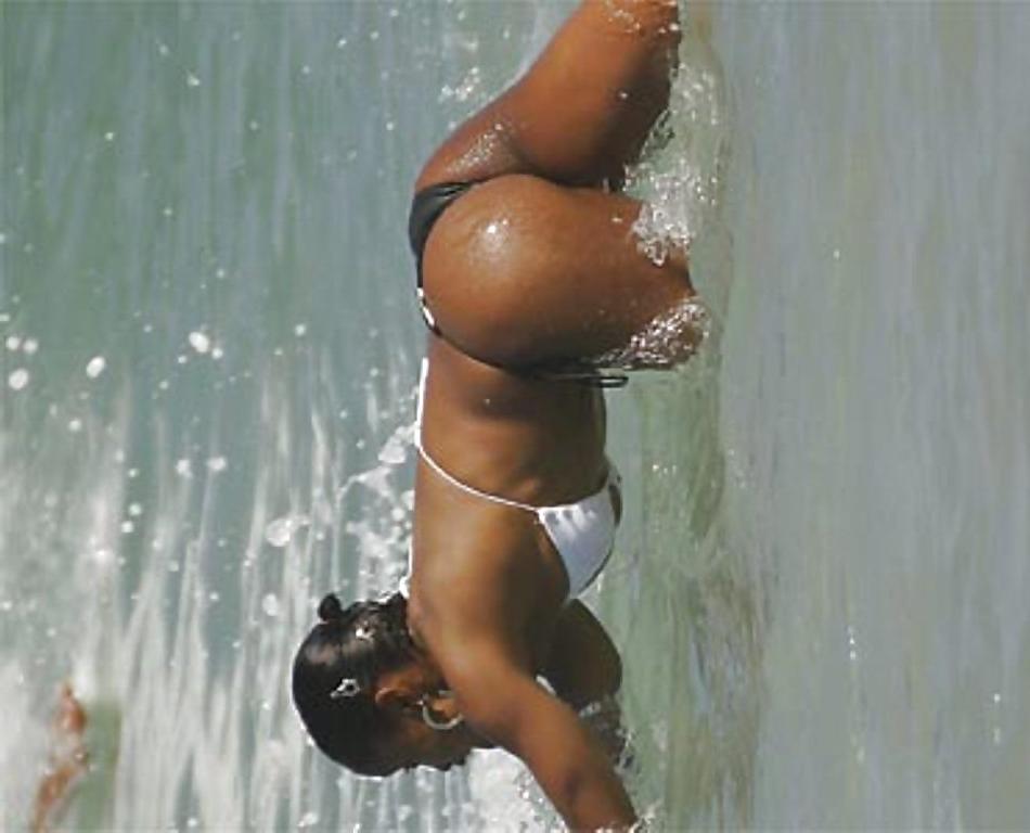 25P Butt Latinas (Beach, Naked)