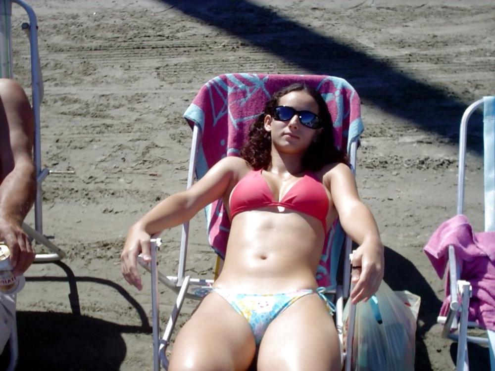25P Butt Latinas (Beach, Naked)
