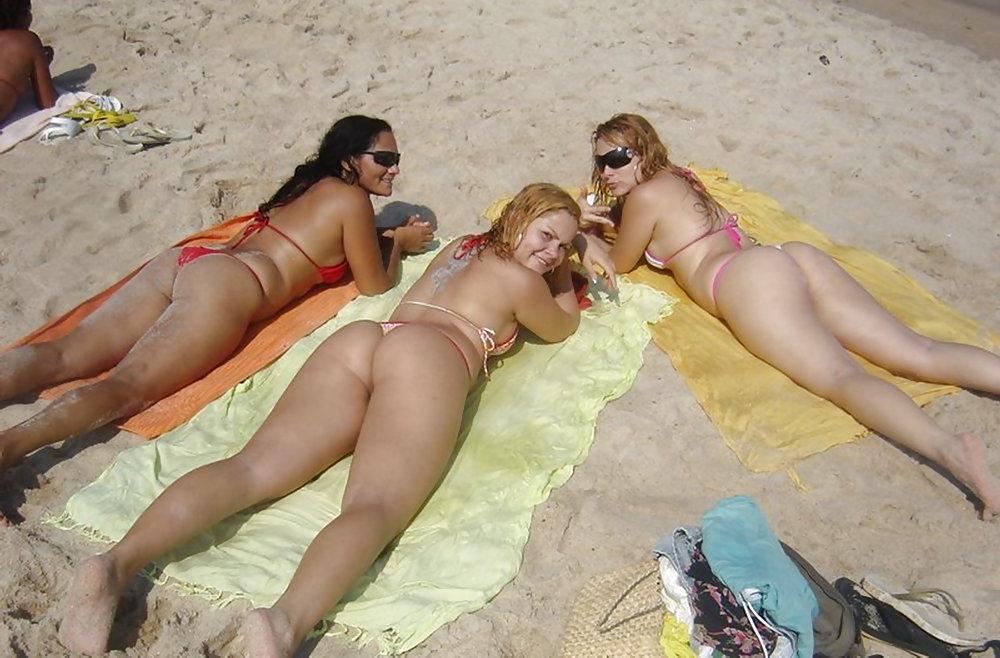 25P Butt Latinas (Beach, Naked)