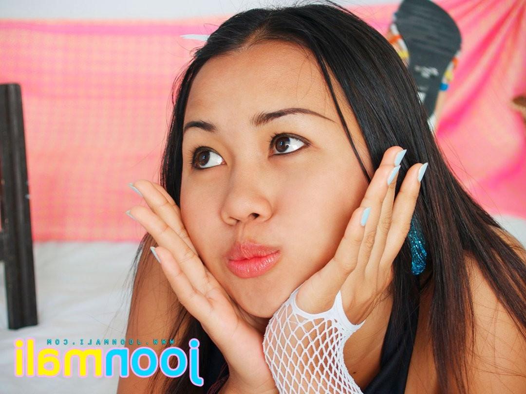 10P Foxy Thai Bikini Teen Flashing in Public