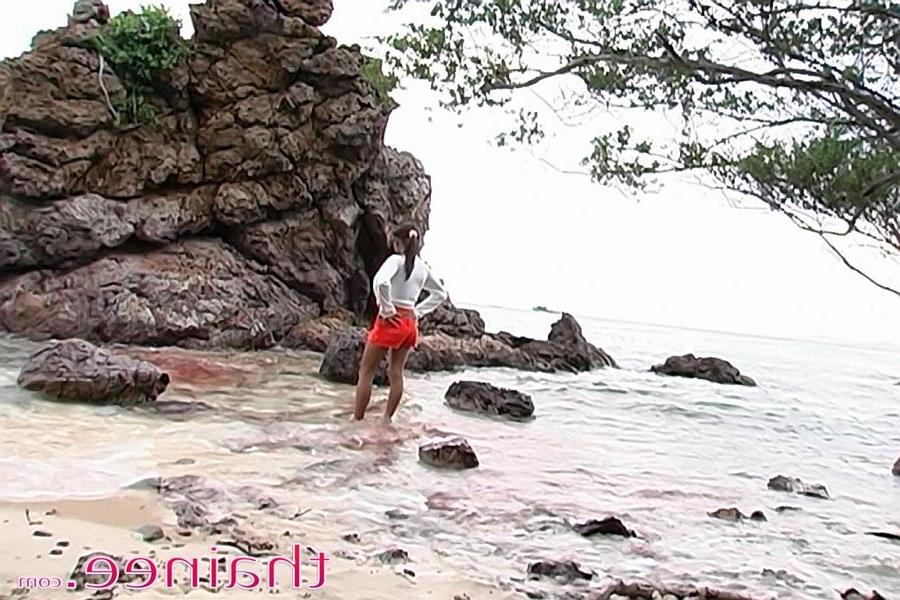 16P Thai teen girl gives blowjob at beach