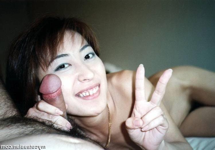 16P Yummi Japanese amateur shows her hairy pussy