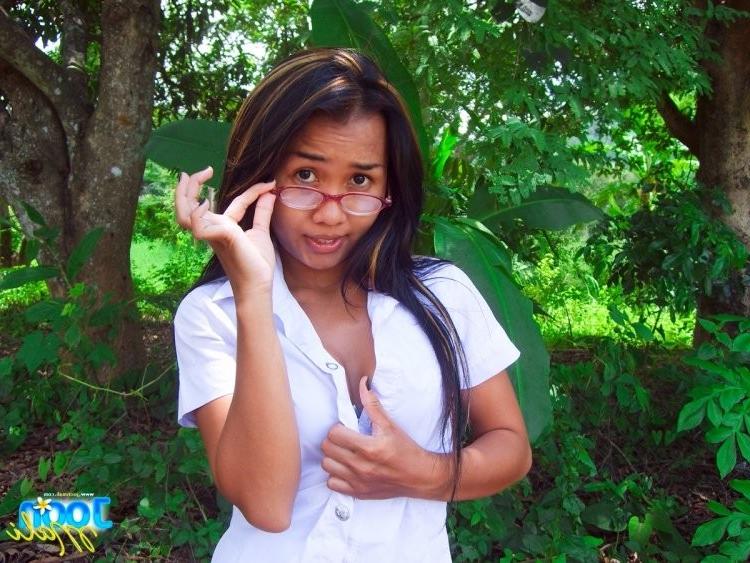 15P Naughty Thai Girlfriend Exposed In The Jungle