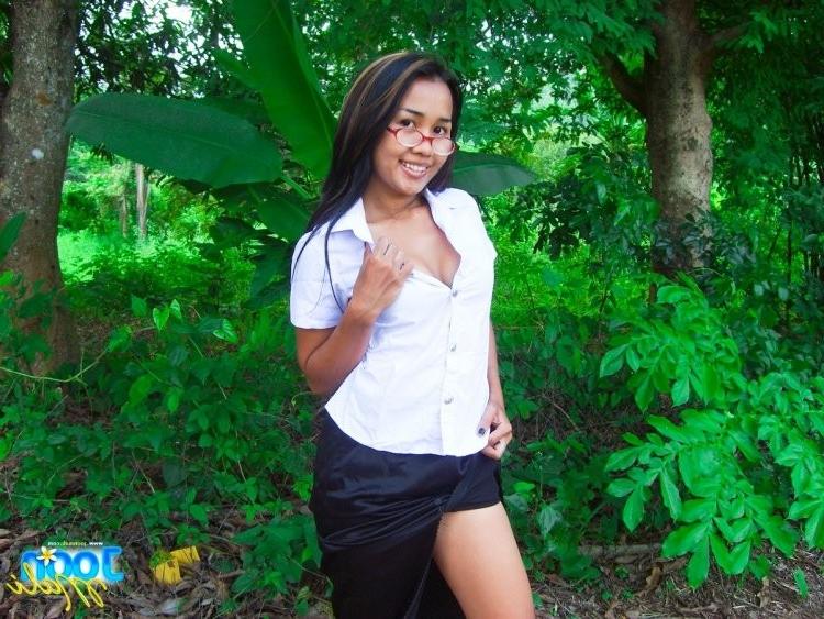 15P Naughty Thai Girlfriend Exposed In The Jungle