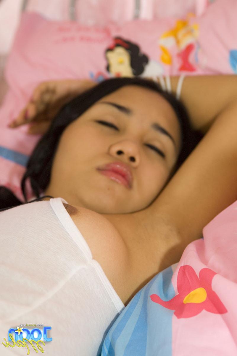 15P Naughty Thai Girlfriend Wakes Up Wet And Horny
