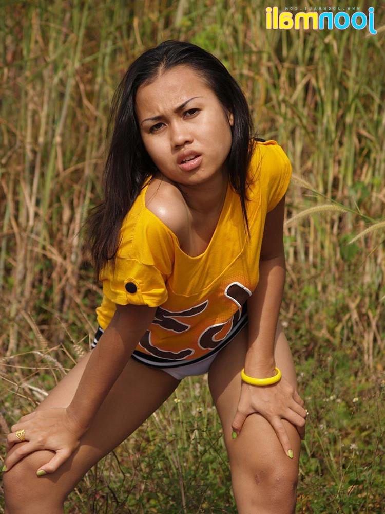 16P Thai teen girl gets panties wet at the beach