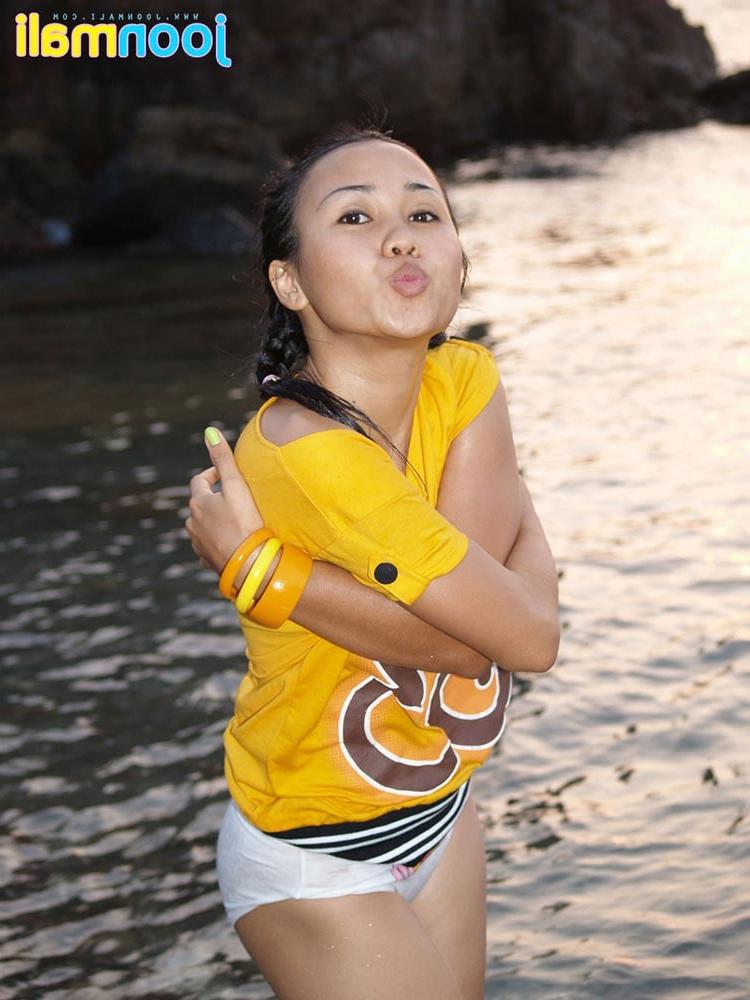 16P Thai teen girl gets panties wet at the beach