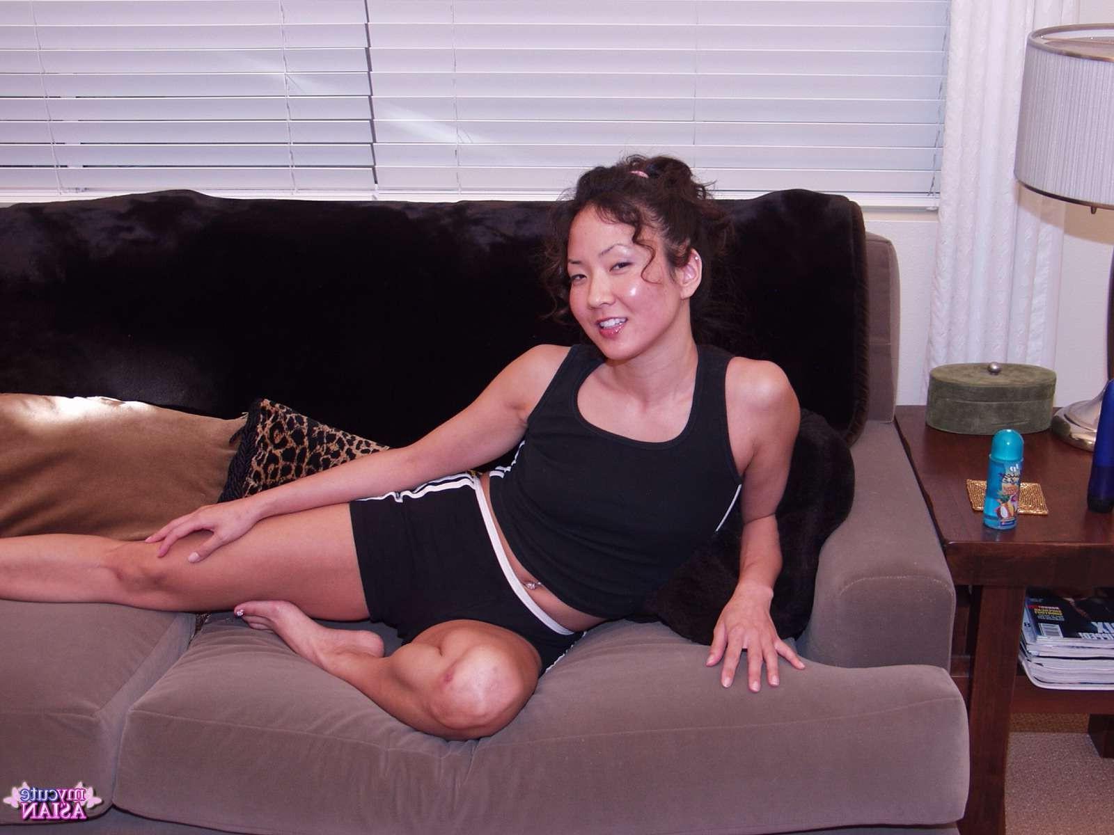 16P Hot MILF asian puts dildo in tight asshole