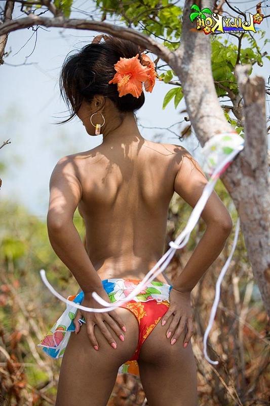 15P asian honey sneaks to flash tiny tits outside