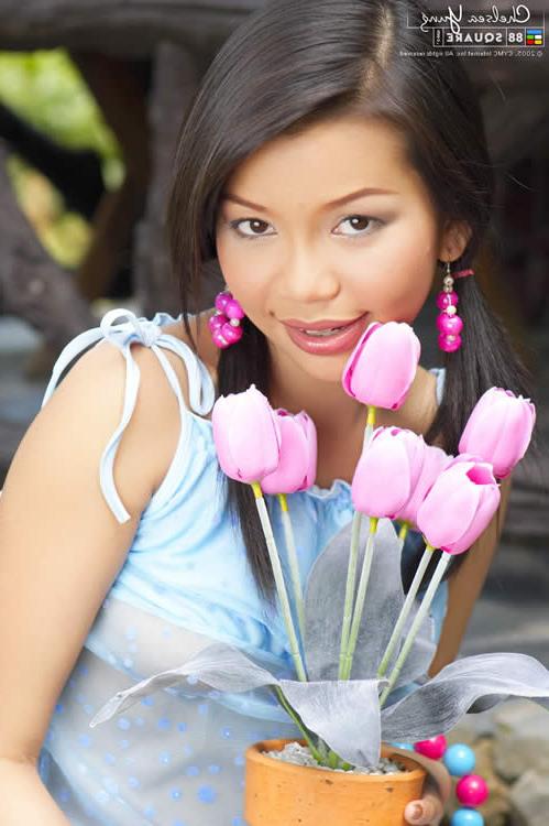 15P Young asian cutie stripping outside