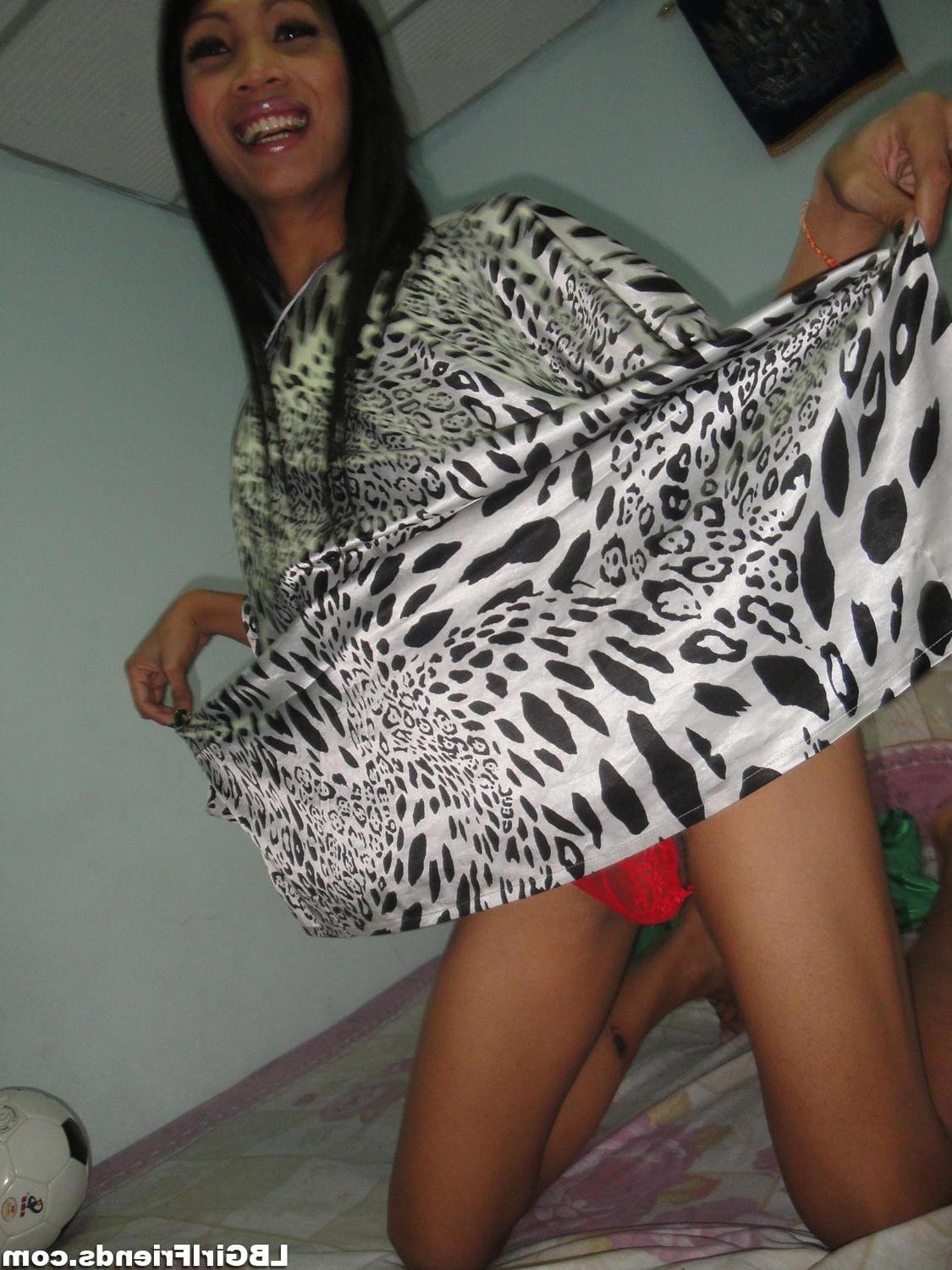 10P Amateur asian ladyboy exgirlfriend shows cock
