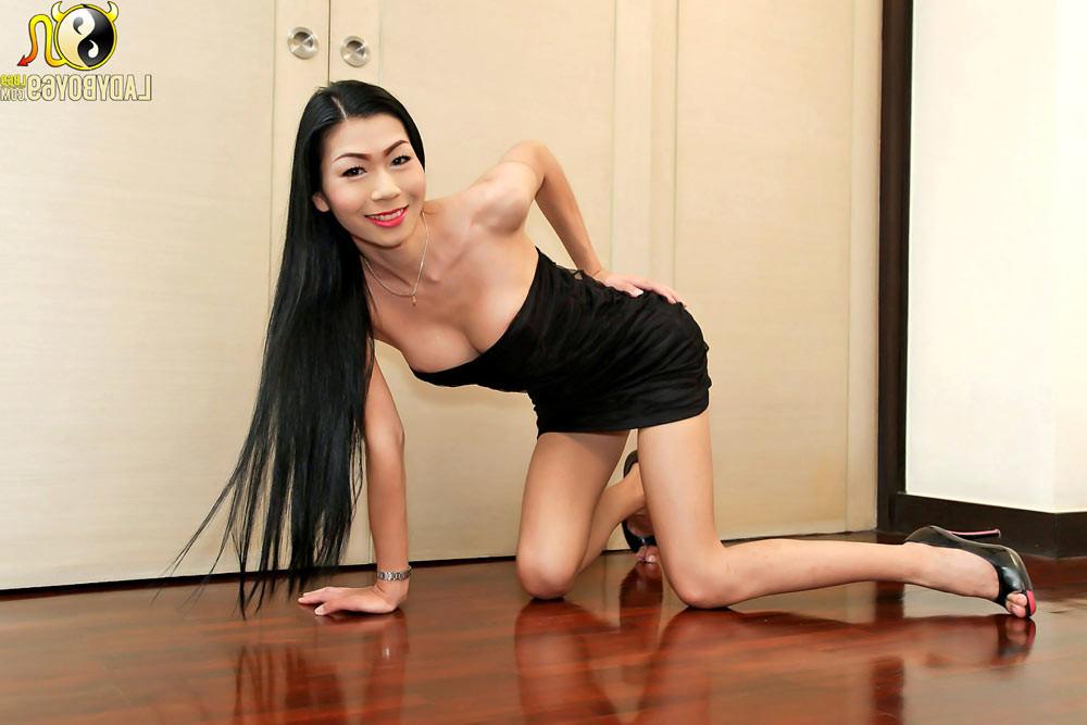 15P Skinny ladyboy Way exopsing her juicy cock